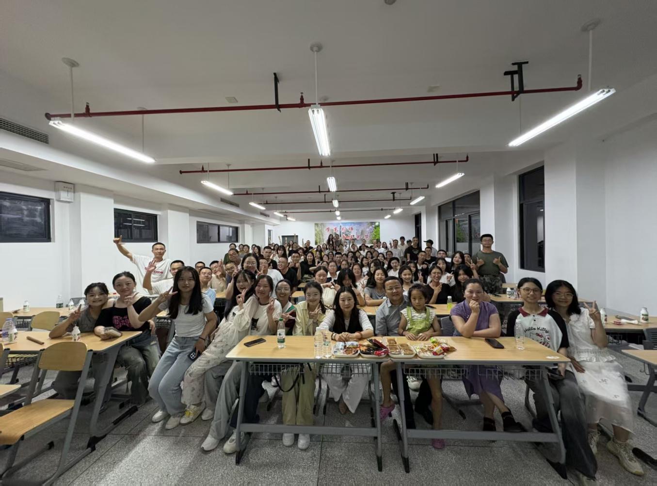 凝聚新生情谊，传递学院关怀——122cc太阳集成中秋晚会